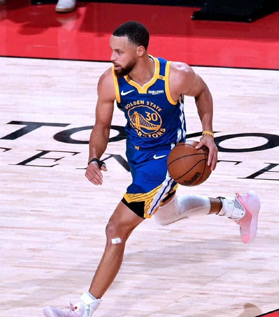 勇士队主场击败篮网队，取得开门红