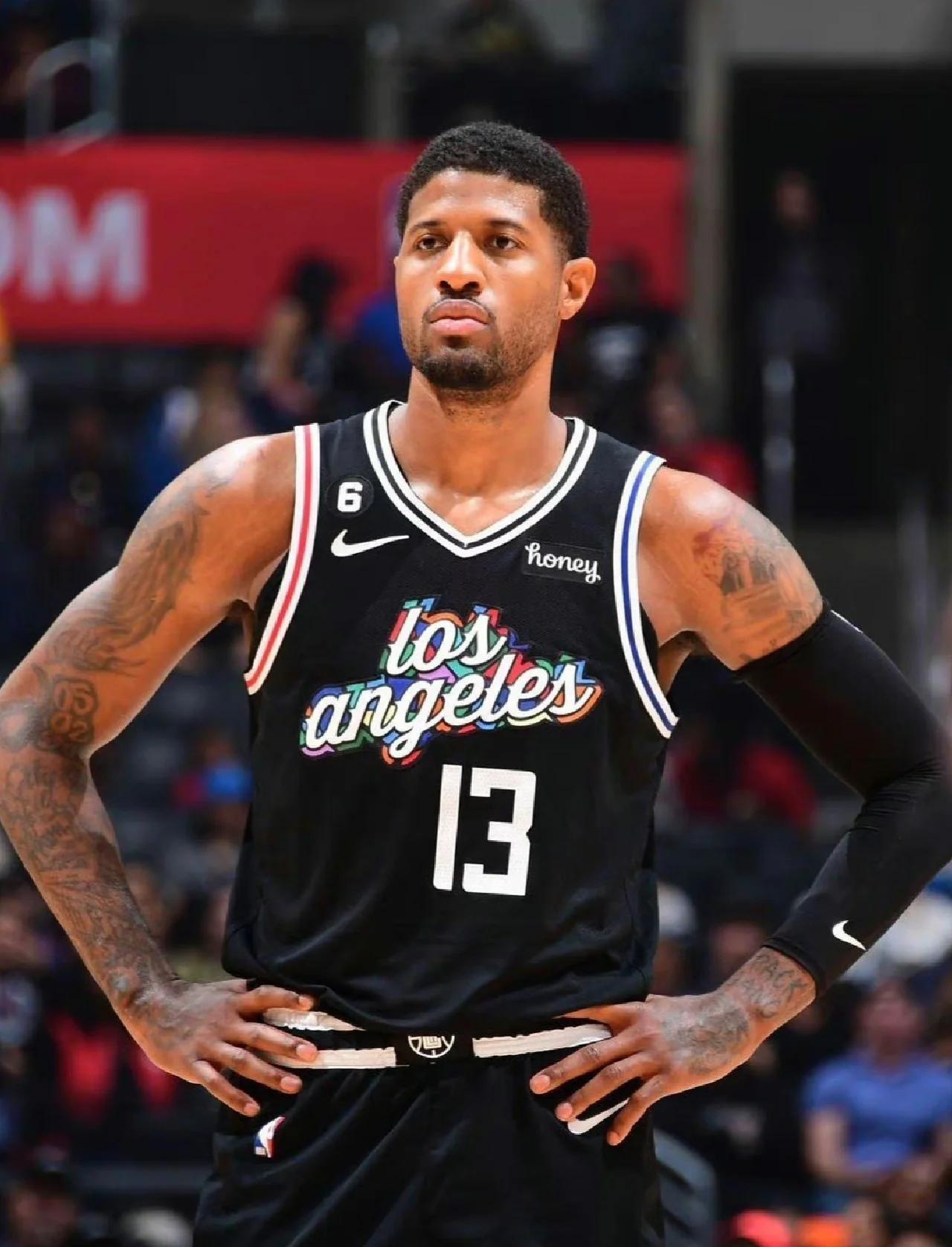 包含快船核心保罗-乔治伤愈复出，助球队取得四连胜的词条