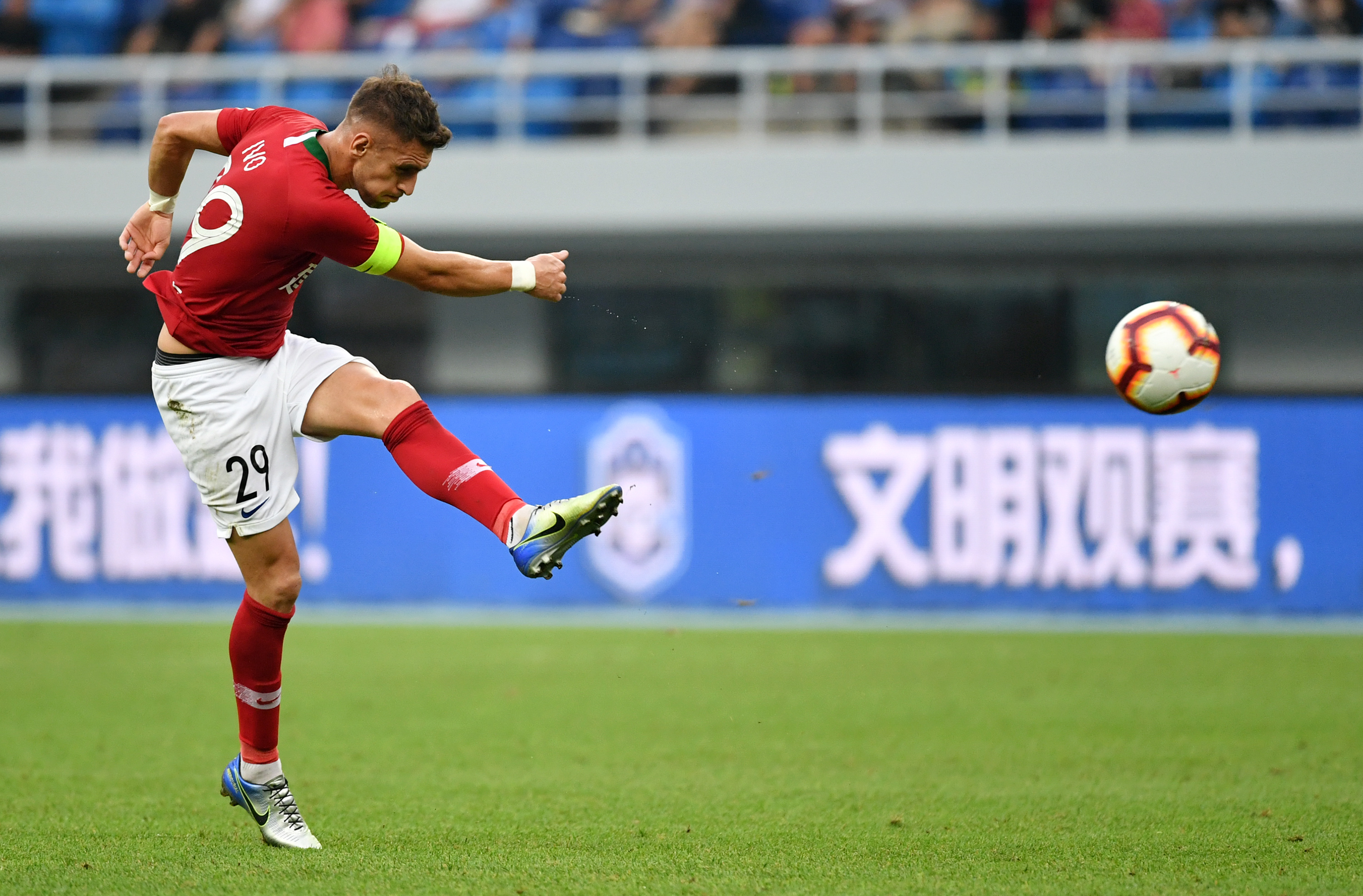 河南建业奋力抗衡，决意争夺天津泰达的胜利的简单介绍