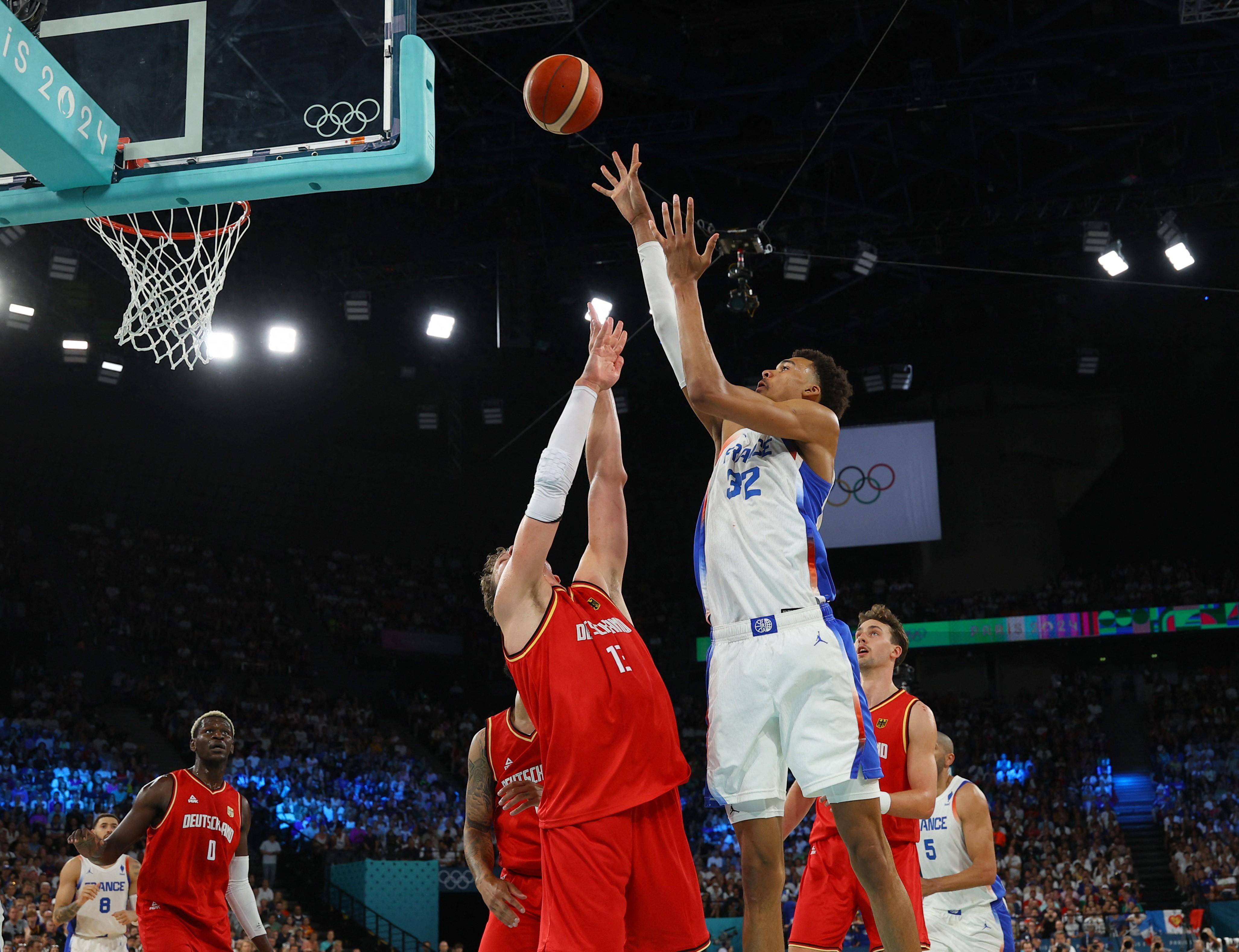 篮球比赛精彩瞬间引领球迷热情的简单介绍