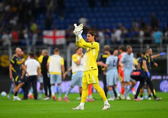 乌迪内斯门将神勇扑救，保护球门不失