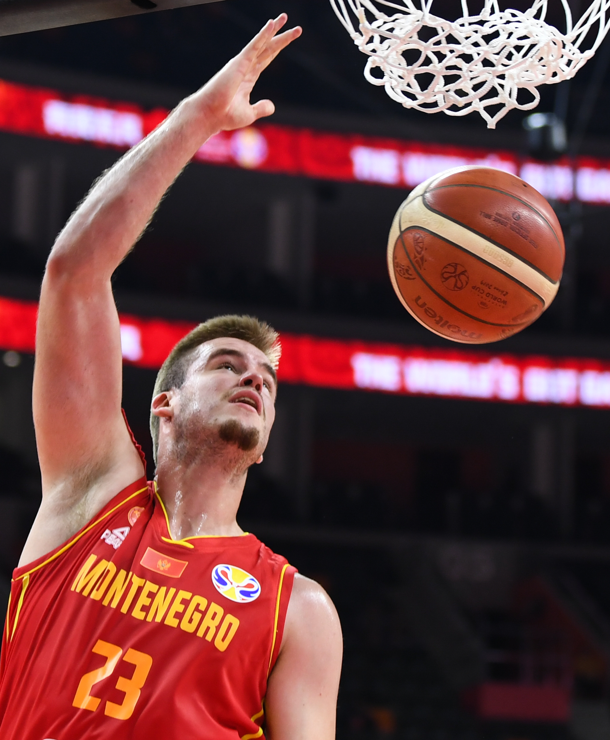 黑山队在对抗中拼抢牢固卫冕成功