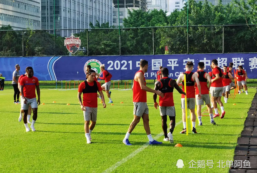 包含重庆队在比赛中打出高效进攻，轻松压制对手的词条