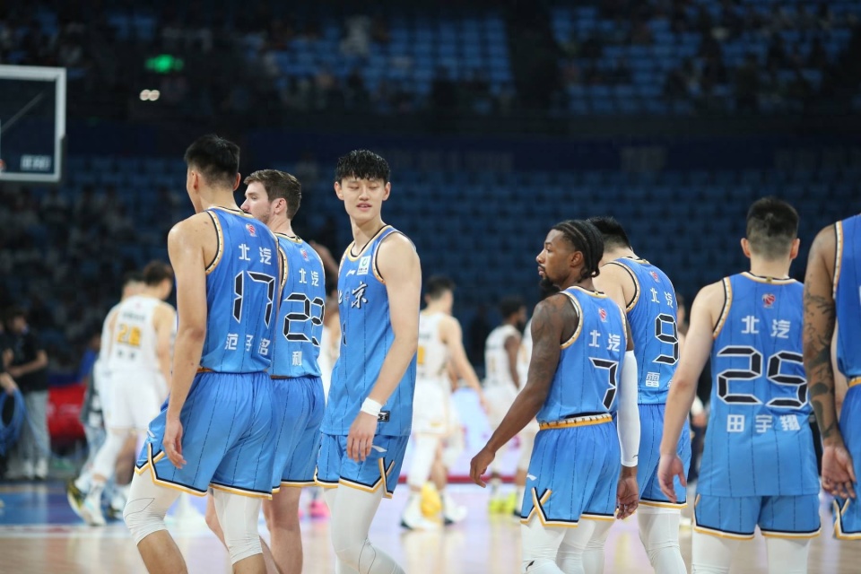 包含重庆队在比赛中打出高效进攻，轻松压制对手的词条