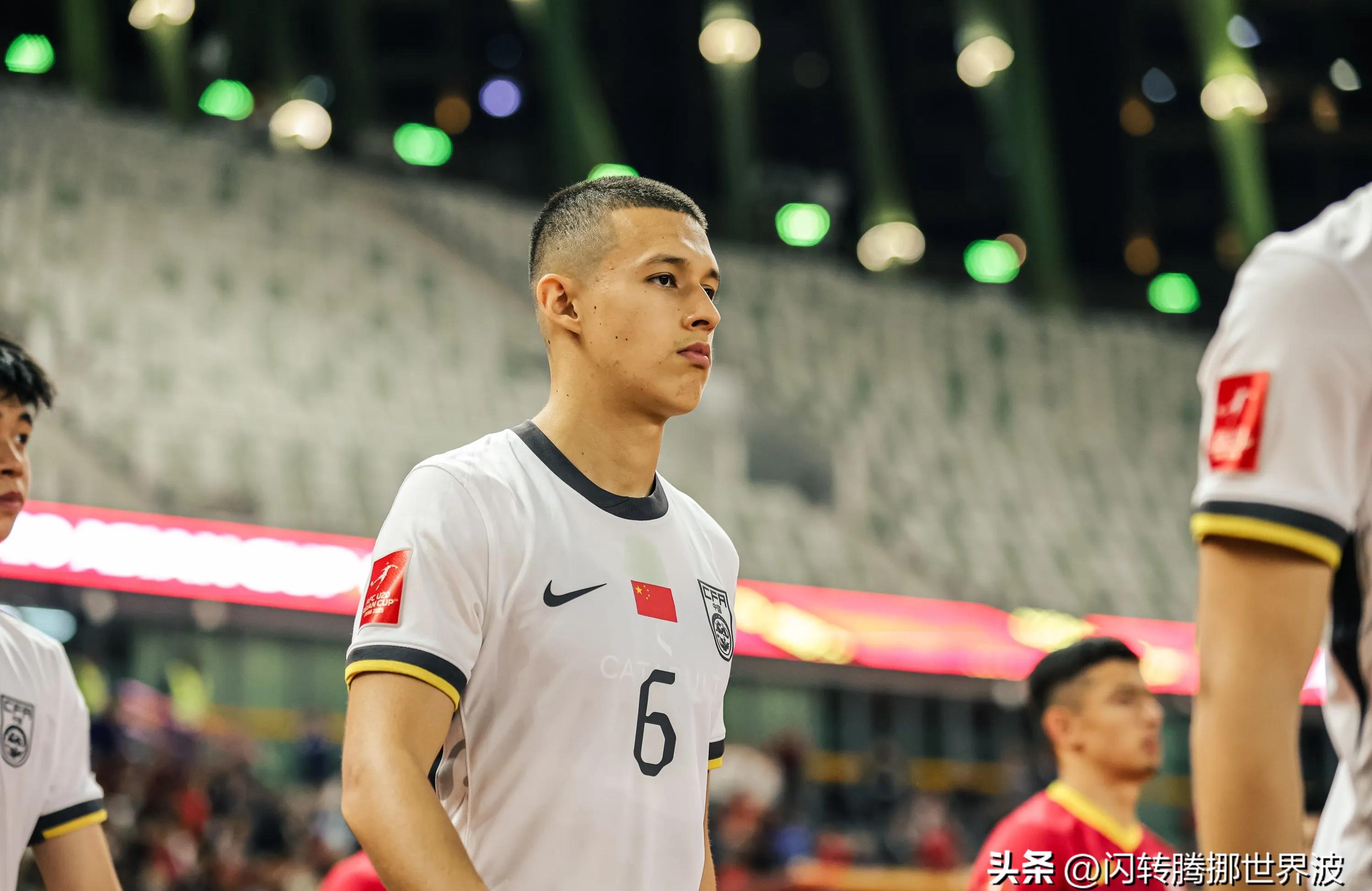 亚洲杯足球比赛中倒计时，队伍备战中