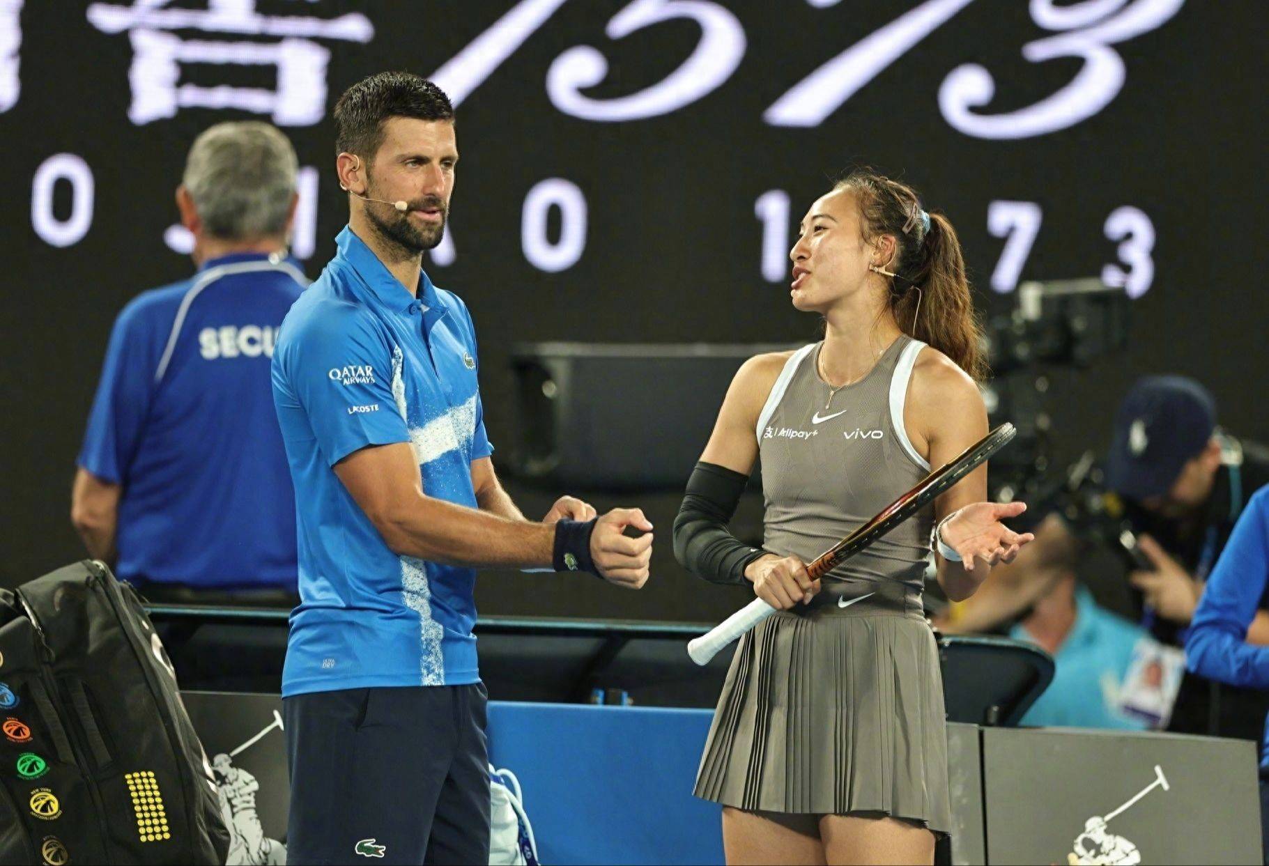 网球比赛选手实力展示，赢得观众喝彩