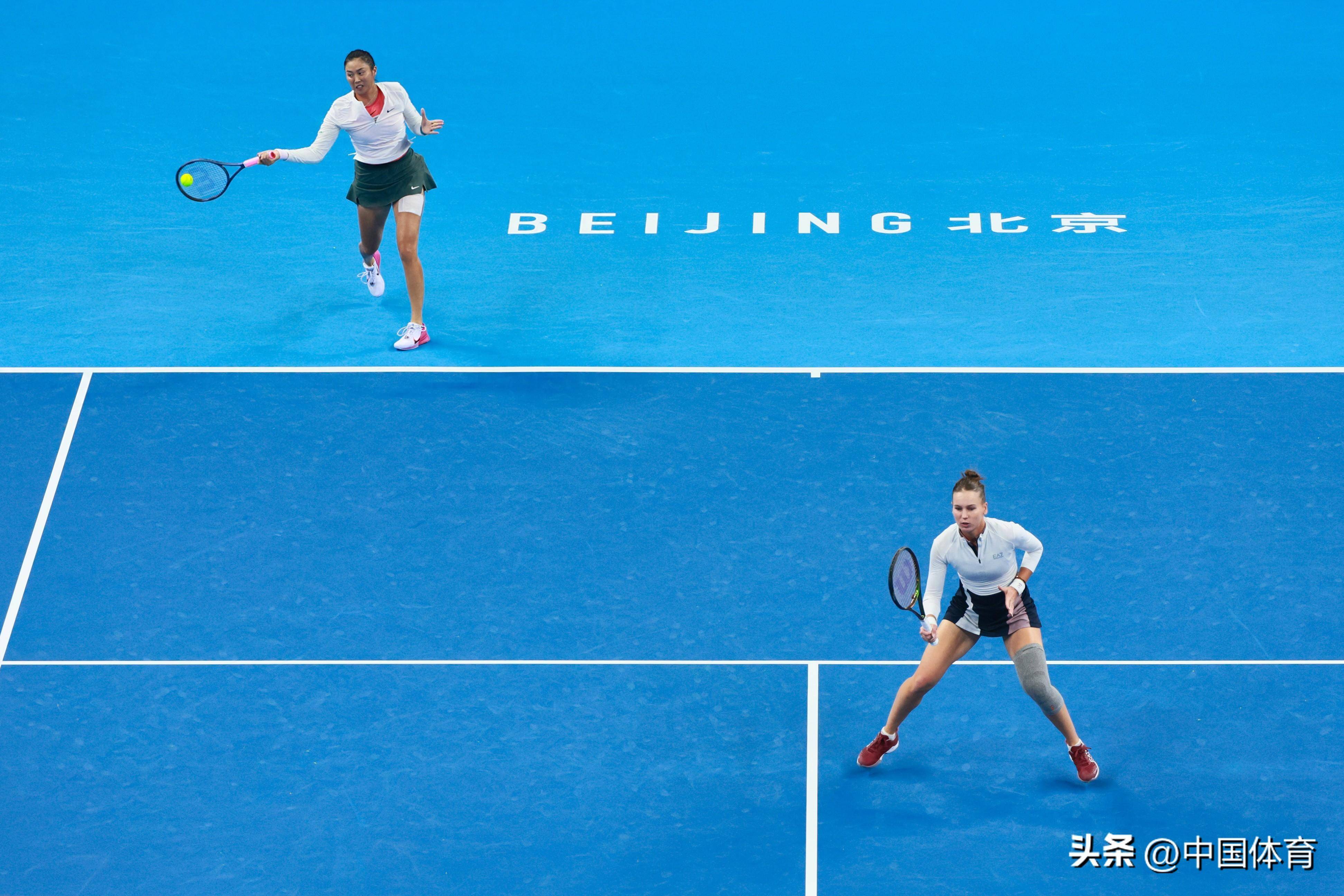 网球比赛选手实力展示，赢得观众喝彩