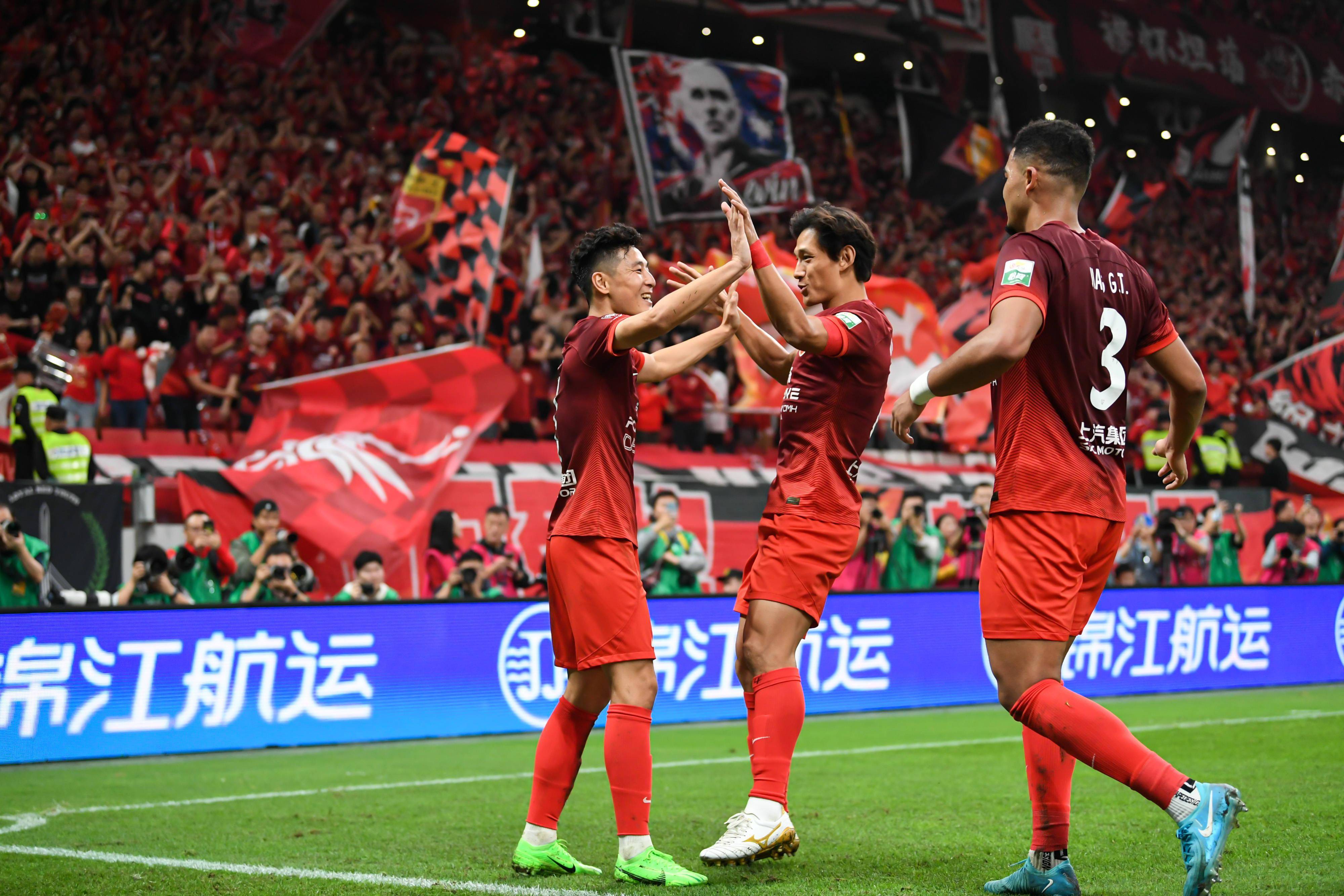 武磊破门！上海上港大胜广州富力，取得三连胜的简单介绍