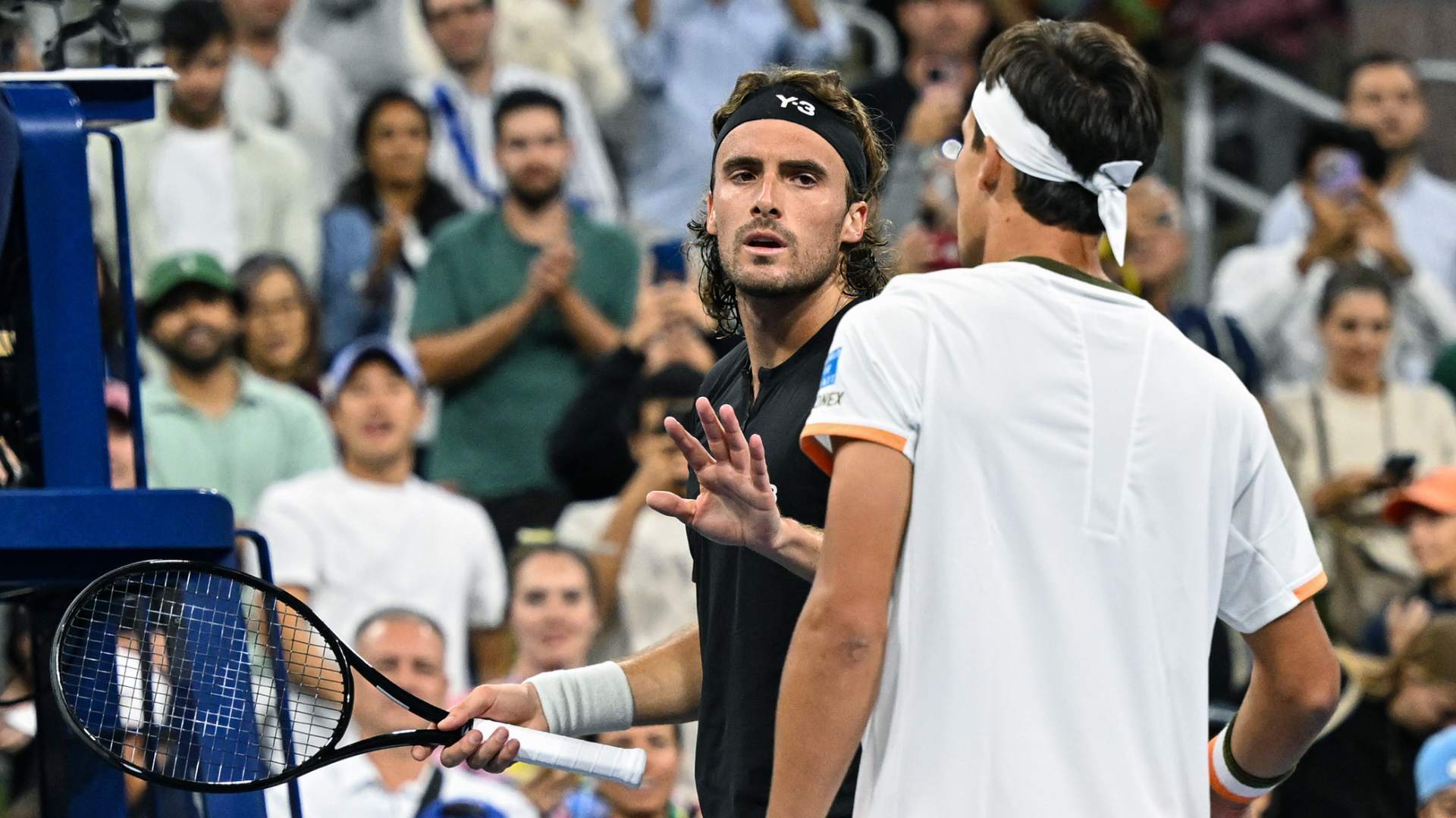 包含戴维斯杯完胜拉沃尔杯，西西帕斯点燃赛场的词条