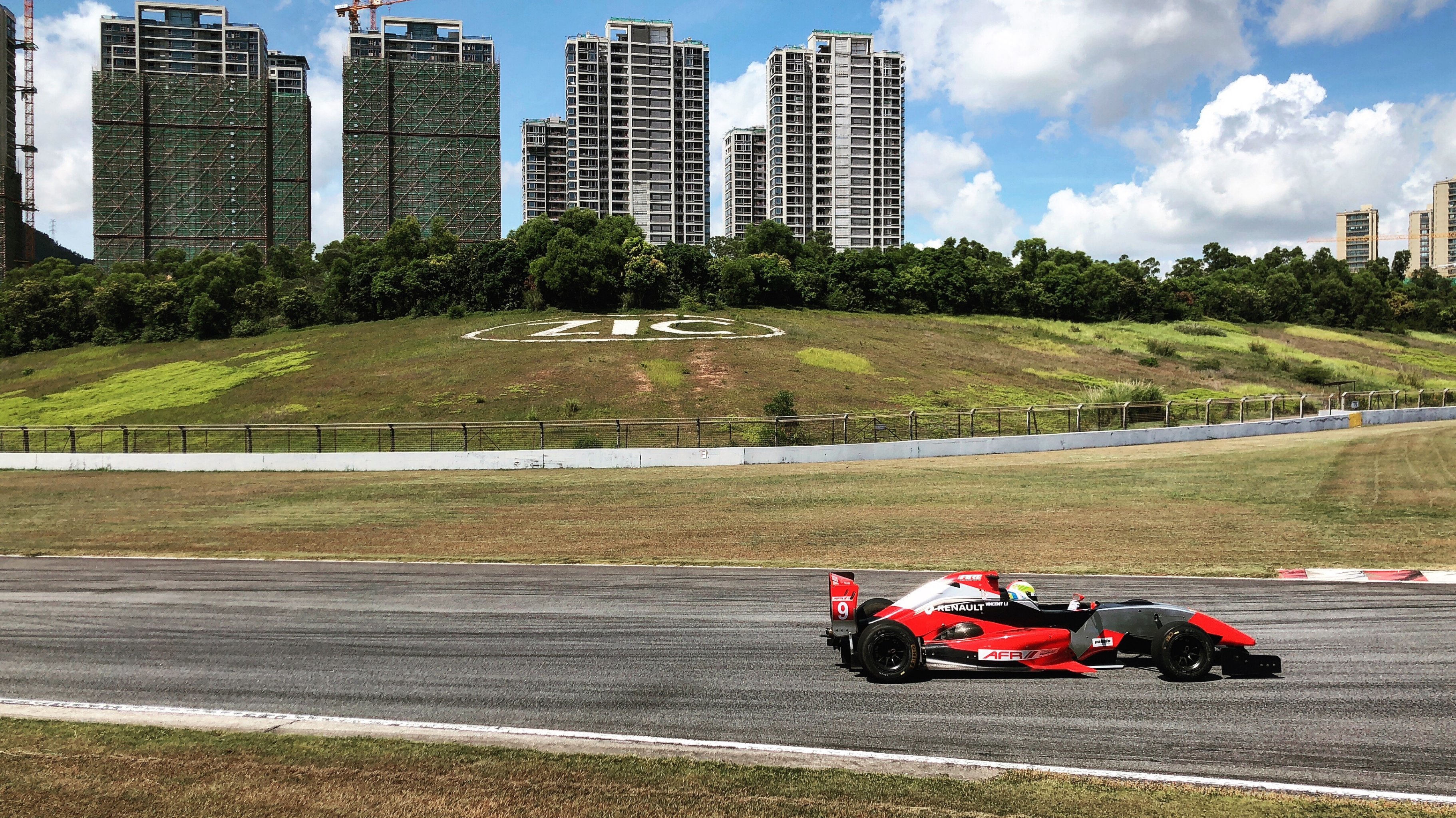 关于雷诺车队逆转梅赛德斯，佩雷兹刷新纪录的信息