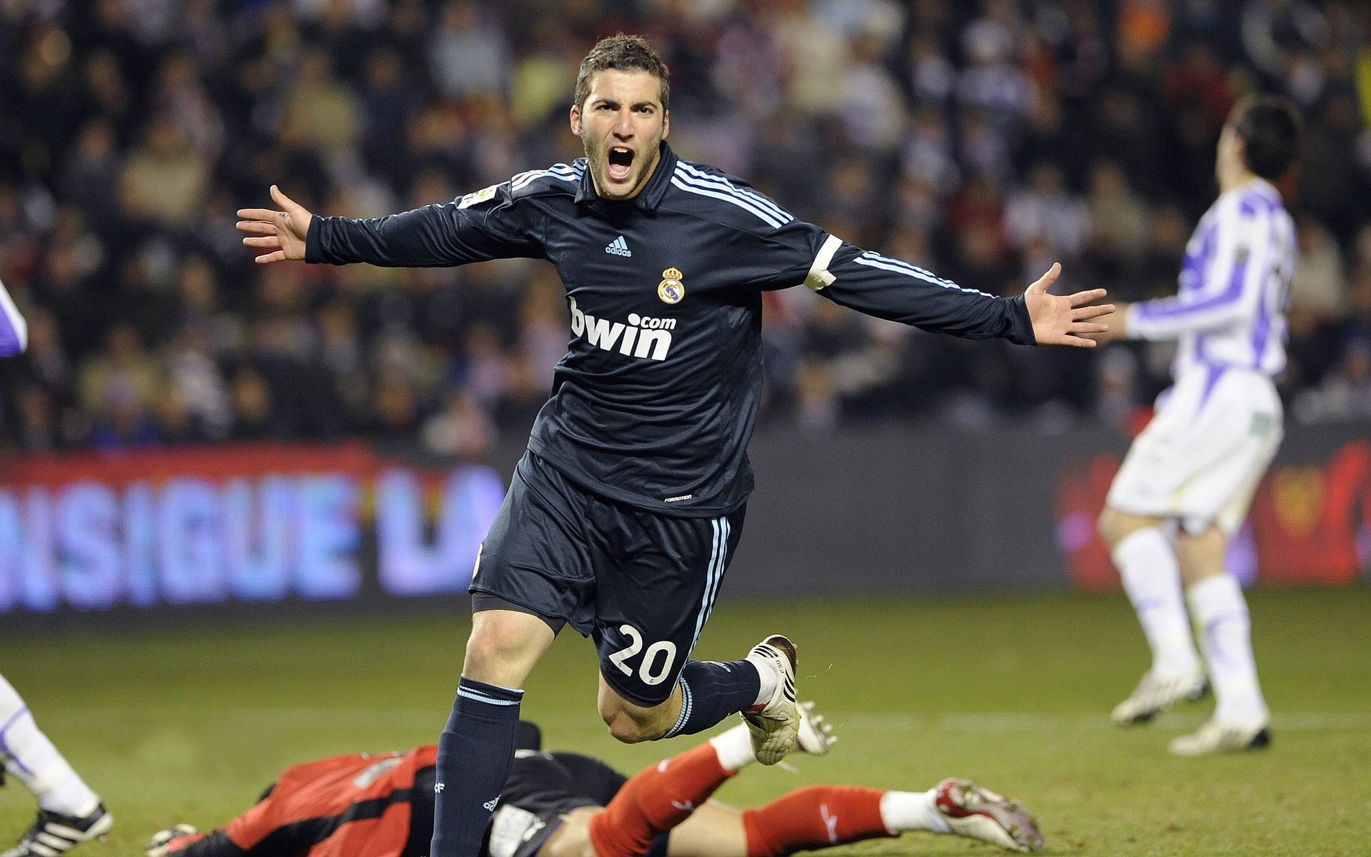 欧冠半决赛之夜,莱万成为胜负手